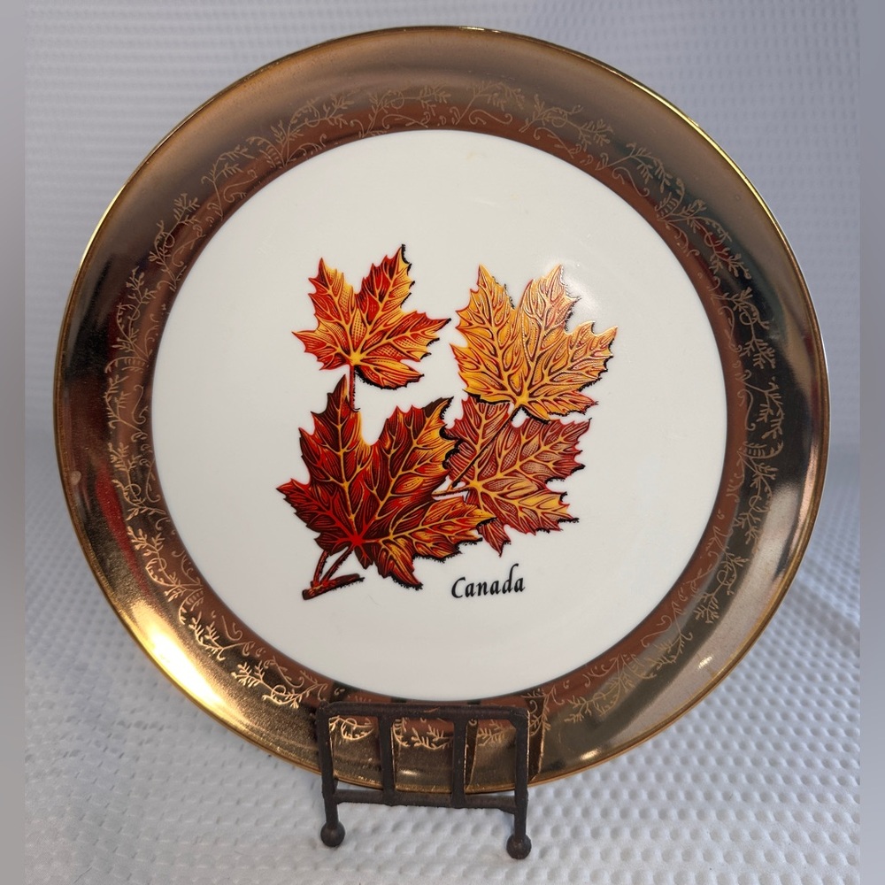 Decorative Canada 9.25” 22 Karat Gold Fort Frances Plate w/ Autumn Maple Leaves